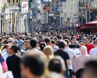 Unemployment falls to 8.2 percent in fourth quarter