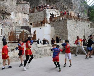 Black Sea city showcases its iconic sites through live sports shows