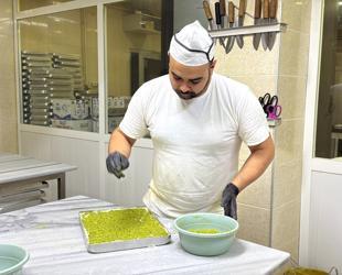 Turkish baklava makers work non-stop for Ramadan rush