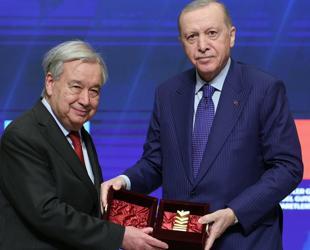 UN chief visits Türkiye, receives peace award