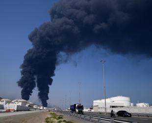 Oil hovers around $100, stocks mixed as Iran war rages