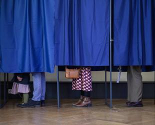 Left leads in Paris, far right eyes gains in France local polls