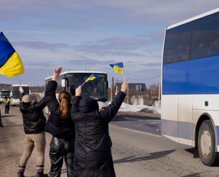 Ukrainians greet POWs with tears and cheers