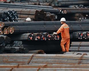 Trump orders new pharma tariff, reshapes metal duties