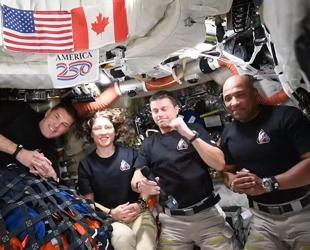 After milestone-rich lunar flyby, astronauts start trip home