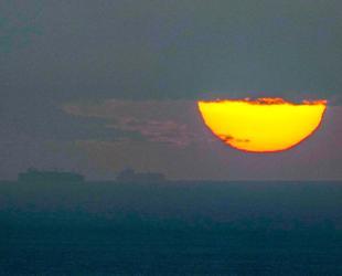 Strait of Hormuz traffic remains becalmed despite ceasefire