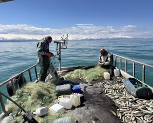 Fishermen cast final nets in Van Lake ahead of seasonal fishing ban