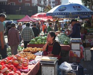 Chinas economy beats forecasts, but war darkens outlook