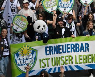 Thousands of people call for faster green shift in Germany