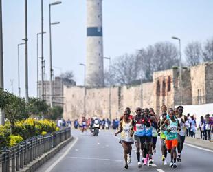 New records set as athletes navigate Istanbul’s historic route