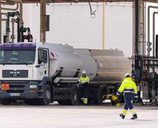 Crude extends gains, stocks drop as Trump considers latest Iran proposal