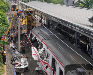 Train collision kills 14, injures dozens near Jakarta