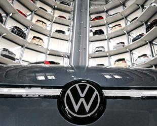 Struggling German auto giant Volkswagens profits plunge
