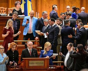 Romanian pro-EU PM loses no-confidence motion