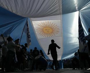 Fitch lifts Argentinas credit rating to B-