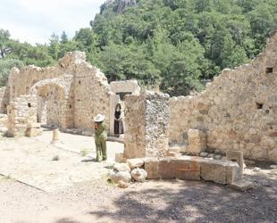 Archaeologists uncover monumental tomb at Olympos ancient city