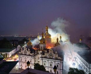 Deadly strikes on Ukraine leave Kiev cathedral in flames