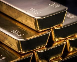 Gold jumps, investors keep their eyes on central banks