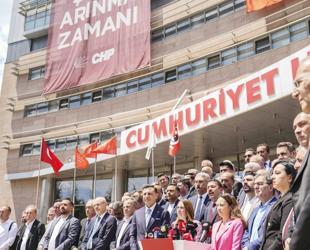 Özel allies deliver signatures in push for new CHP convention