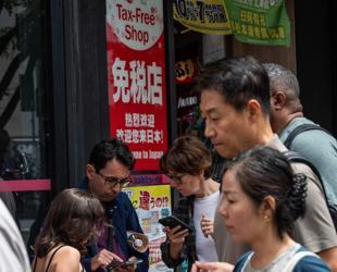 Yen hovers near 40-year low against dollar