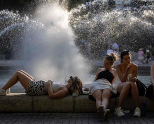 Records tumble as European heatwave moves east