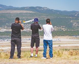 Young plane spotters in İzmir turn passion into aviation dream
