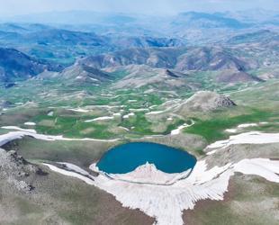 Faraşin Plateau draws summer visitors with glacial lakes