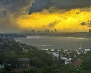 Severe storm hits Istanbul, triggers swimming bans