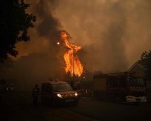 Thousands flee wildfires in southern Europe