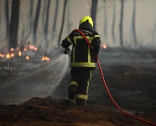 More than 325,000 flee wildfires in France and Spain