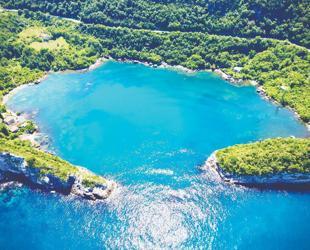 Gideros Bay welcomes visitors with scenic beauty
