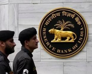 The Indian central bank holds rates as it assesses the Mideast shock.