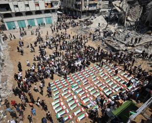 Gazans hold mass funeral for those killed during war