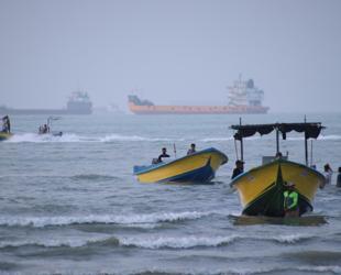 Iran says Hormuz route agreed with Oman, reopening uncertain