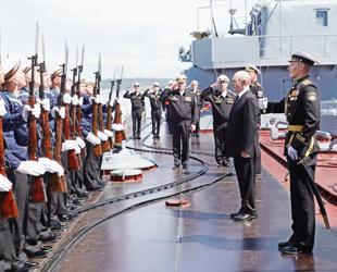 Putin threatens seizures of European ships