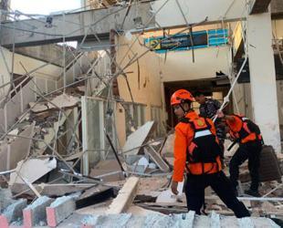 Thousands await aid after deadly Indonesian quake