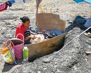 Thousands in Indonesia await aid after quake kills 54