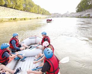 Rafts on Tiber River cool down tourists