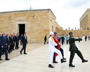 Türkiye marks 104th Victory Day as Erdoğan visits Anıtkabir amid naval parade