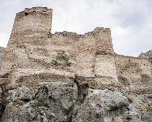 New paved road smooths journey to historic Engüzekkapı Castle