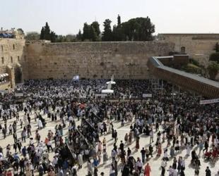 Thousands of Israelis enter Western Wall plaza amid tight security