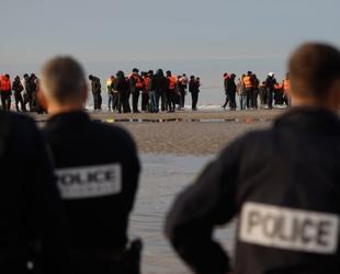 6 arrested in UK protest against migrant boat