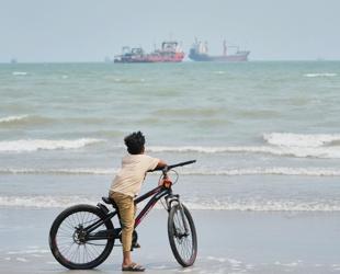 Oil keeps flowing, but cost of Gulf workarounds mount