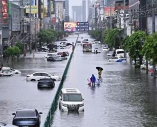 Bangkok floods force thousands into emergency shelters