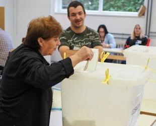 Bosnia votes as wartime ethnic divisions dominate