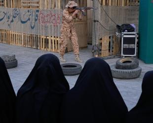 Iranian volunteers receive weapons training amid war fears