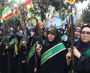 Iranian volunteers receive weapons training amid war fears