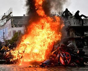 Chaotic scenes as police, youths face off at Brussels protest