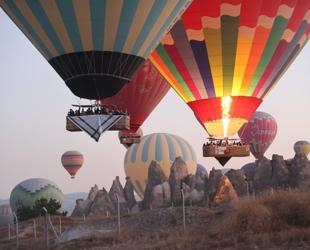 Keffiyeh-patterned balloons fly over Cappadocia in call for Gaza peace