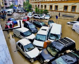 Istanbul faces more rain as flood searches continue